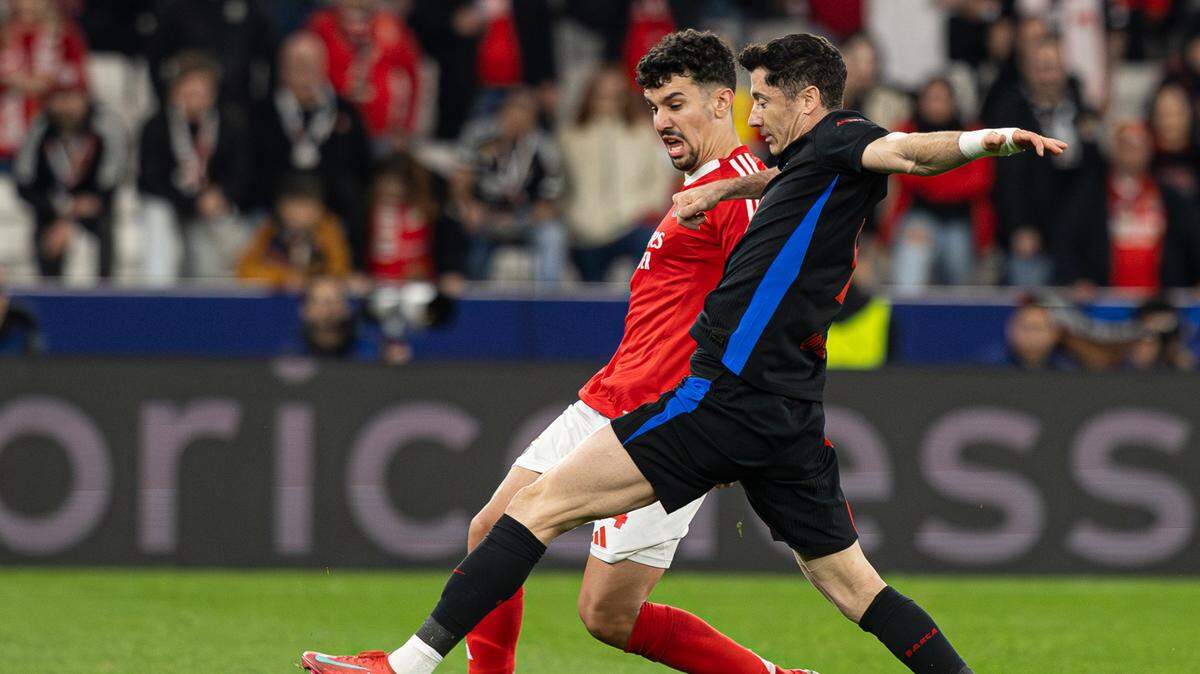El delantero de Barcelona Robert Lewandowski (der.) lucha por la pelota con Tomás Araujo, del Benfica, en el partido de ida de los octavos de final de la Liga de Campeones, celebrado el 5 de marzo de 2025 en Lisboa, Portugal.
