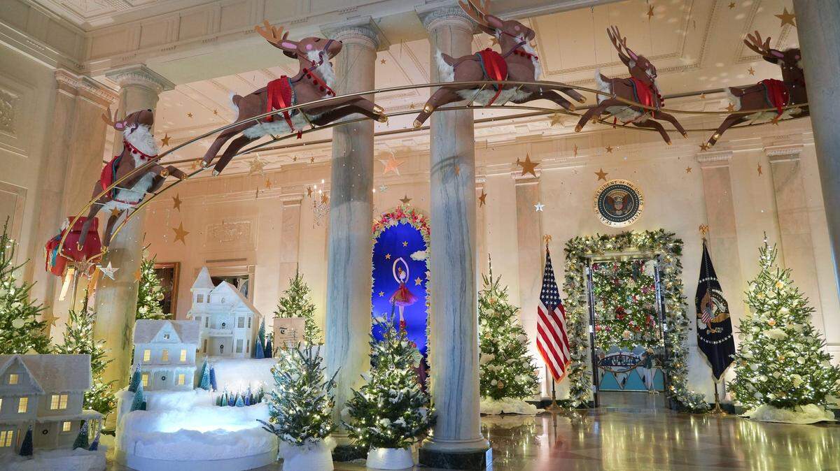 El tema de este año para la Casa Blanca, anunciaron los Biden en una carta escrita para conmemorar el momento, está inspirado en “cómo los niños experimentan esta temporada festiva”: “con los sentidos encendidos, con el corazón abierto a la magia, la maravilla y la alegría de las fiestas”.
