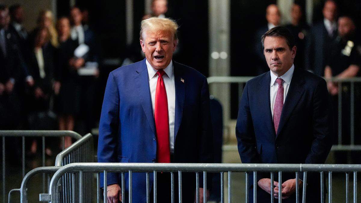 El expresidente Donald Trump habla con periodistas tras salir de un tribunal en Manhattan, Nueva York, el lunes 6 de mayo de 2024.