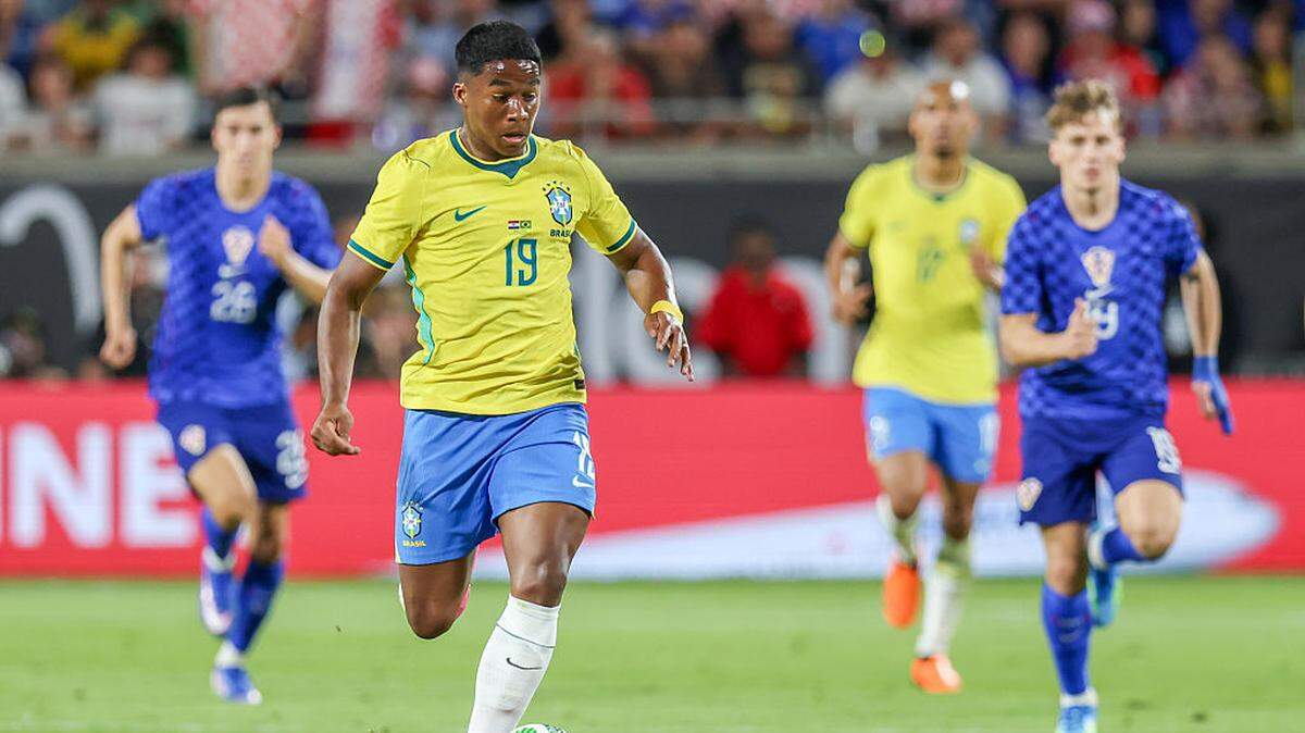 El delantero de Brasil Endrick conduce el balón ante la defensa de Croacia, en el partido amistoso celebrado el 31 de marzo de 2026 en Orlando, Florida. 