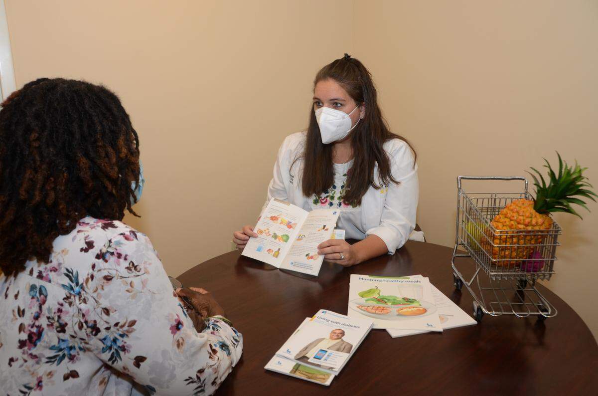 Kristen Schroeder-Brown, enfermera graduada y educadora certificada en diabetes, quien es directora del programa de Educación sobre Diabetes de Holy Cross Health.