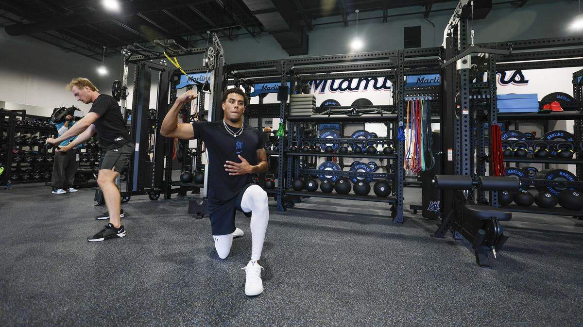 El lanzador de los Marlins Nigel Belgrave se ejercita en el nuevo gimnasio en el Roger Dean Chevrolet Stadium en Jupiter, Florida, el miércoles 11 de febrero de 2026.