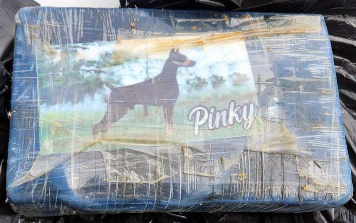 Una persona que retiraba basura en una playa en la costa de Cayo Largo localizó un solo bloque de presunta cocaína.