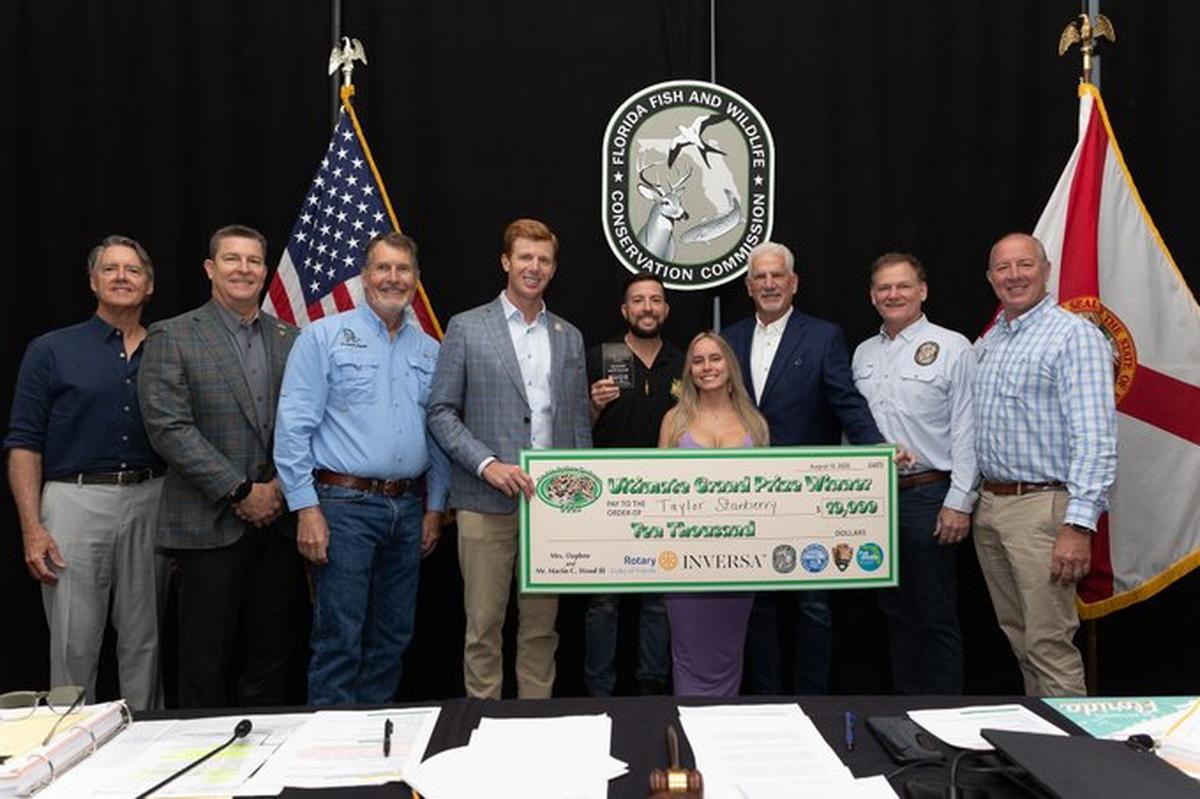 Taylor Stanberry recibiendo el gran premio del “Florida Python Challenge” el 13 de agosto de 2025.
