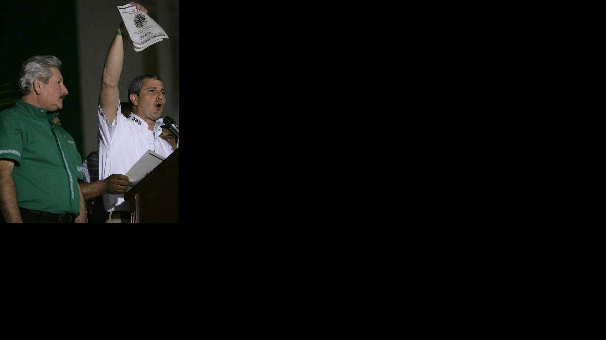 El gobernador de Santa Cruz, Rubén Costas (izq.), y el presidente del Comité Cívico y líder opositor Branco Marinkovic hablan a los partidarios de la autonomía, en las celebraciones tras el cierre de los centros de votación en Santa Cruz.