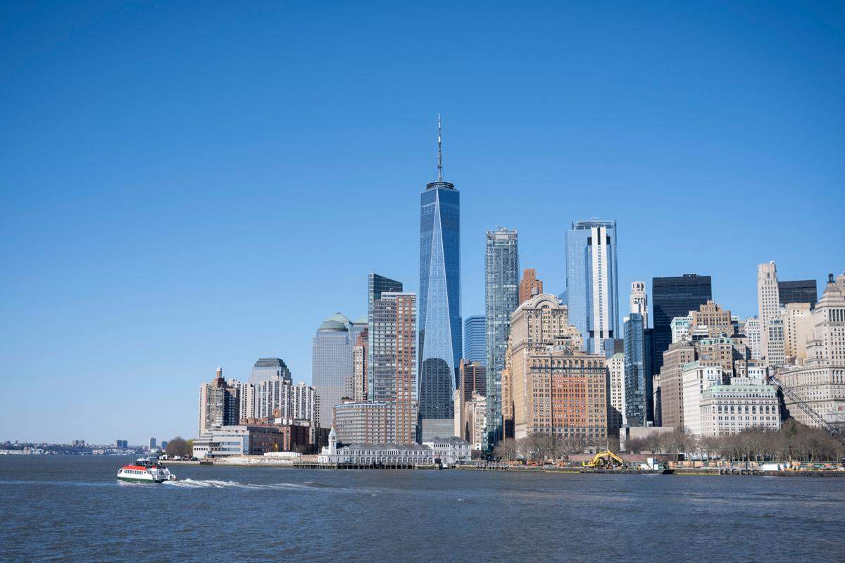 El horizonte del Bajo Manhattan con el rascacielos One World Trade Center en la ciudad de Nueva York.