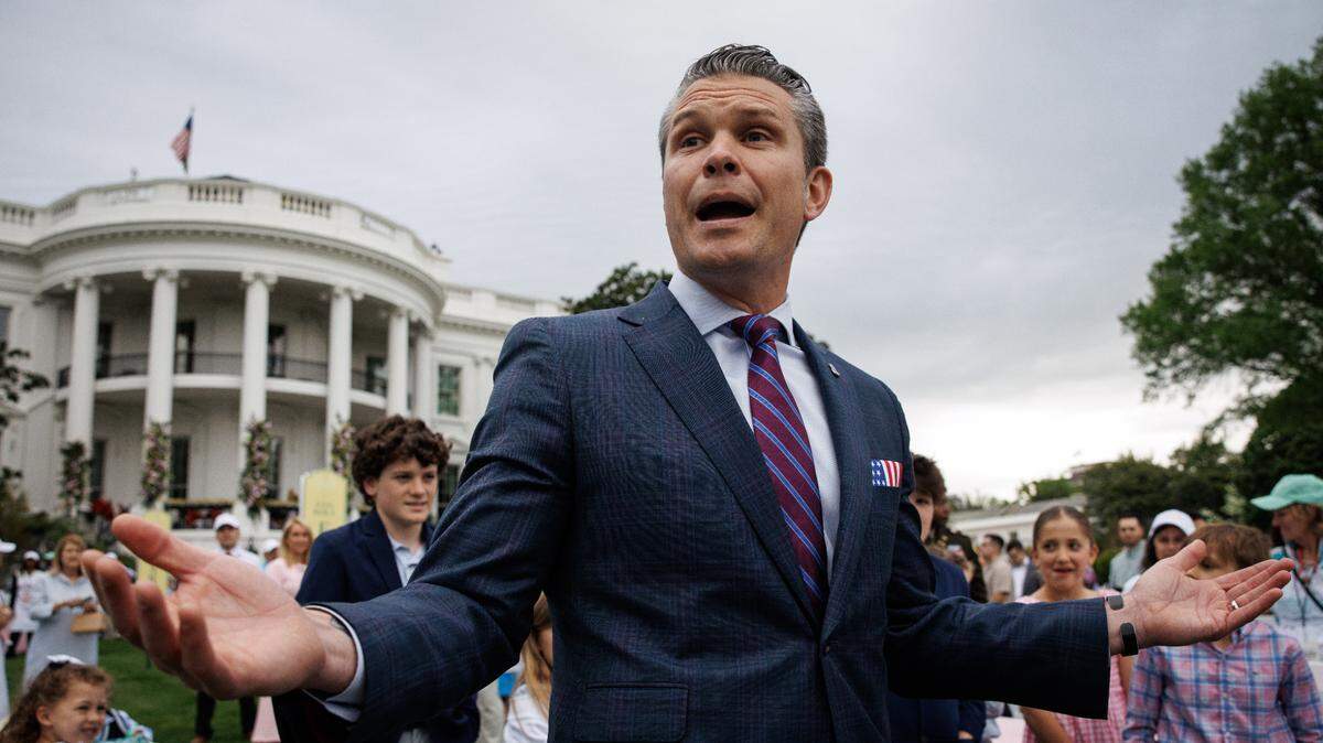 El secretario de Defensa, Pete Hegseth, habla con periodistas mientras asiste con su familia al tradicional evento de Pascua “Easter Egg Roll” 2025 en el jardín sur de la Casa Blanca, el 21 de abril de 2025, en Washington D.C. Han surgido nuevas acusaciones de que Hegseth compartió detalles sobre el ataque contra los hutíes en Yemen en un segundo chat de Signal. 
