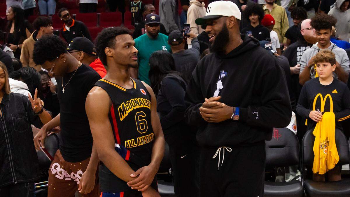 Foto de archivo. LeBron James dijo que su familia se encuentra “bien y sana”, tres días después que su hijo mayor, Bronny (izq.) sufrió un paro cardíaco.