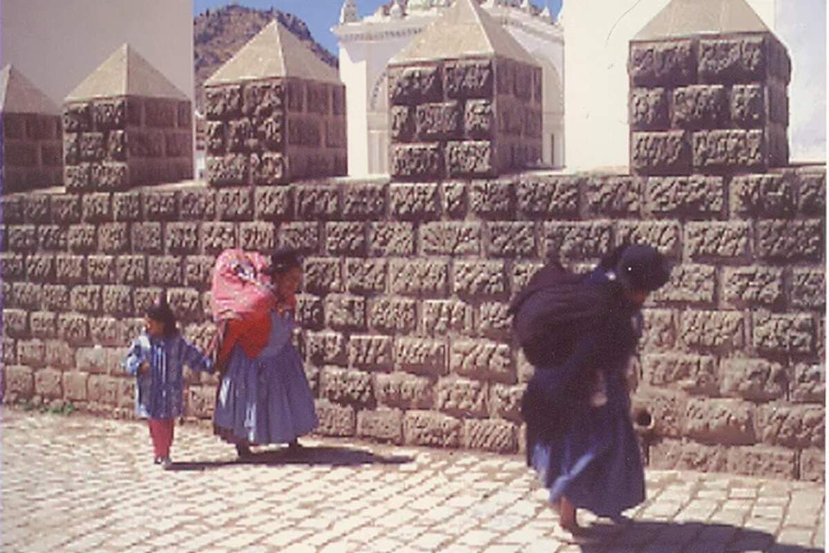 Por la calle Murillo, en el centro de Copacabana, se llega al sendero que conduce a la famosa Horca del Inca (El Observatorio).