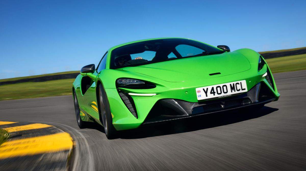 El McLaren Artura del 2025 es un superdeportivo refinado y eficiente, con su sistema de propulsión híbrido enchufable. Es un buen conductor diario y tan emocionante como otros de su clase.