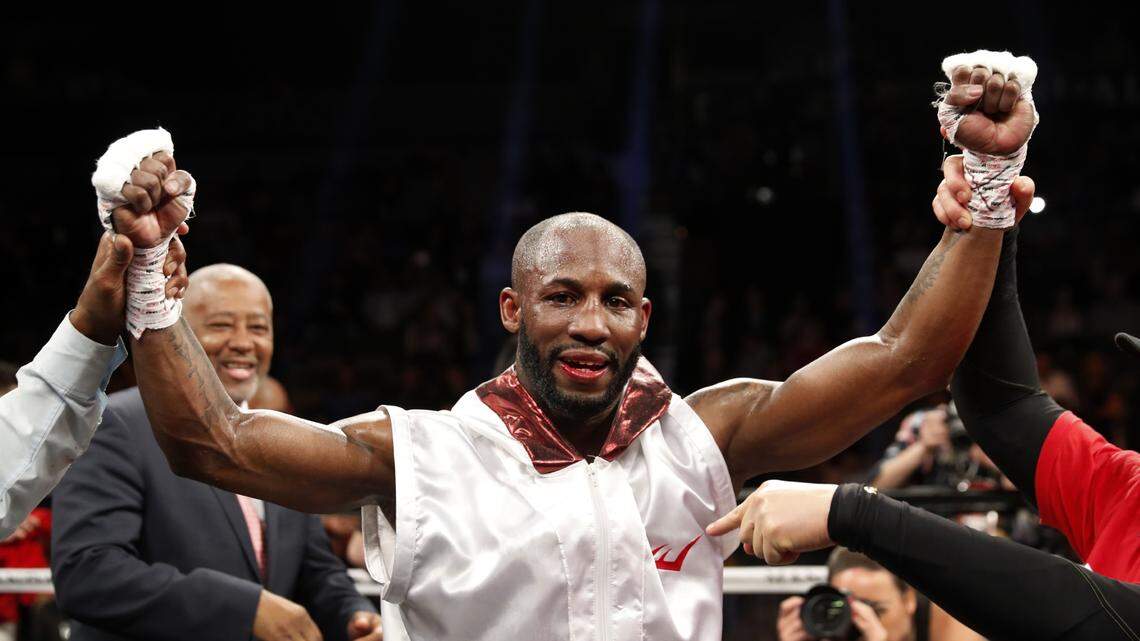 Yordenis Ugás celebra tras derrotar por nocaut en el séptimo asalto a Ray Robinson, en pelea celebrada el sábado 17 de febrero de 2018 en Las Vegas.