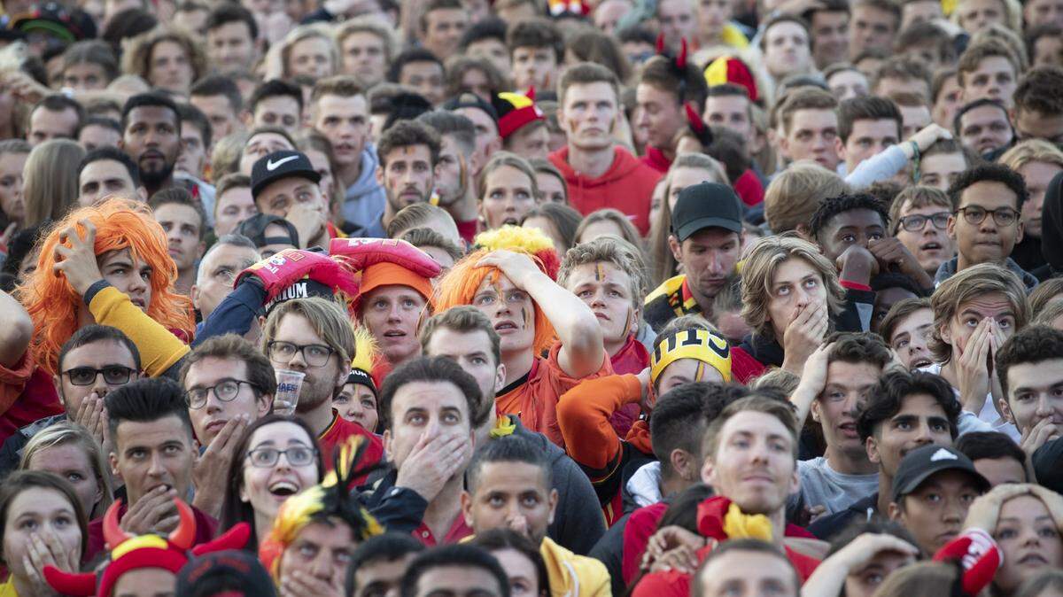 Hinchas belgas reaccionan en el partido de su selección ante Francia, el 10 de julio de 2018 en Antwerpen, Bélgica.