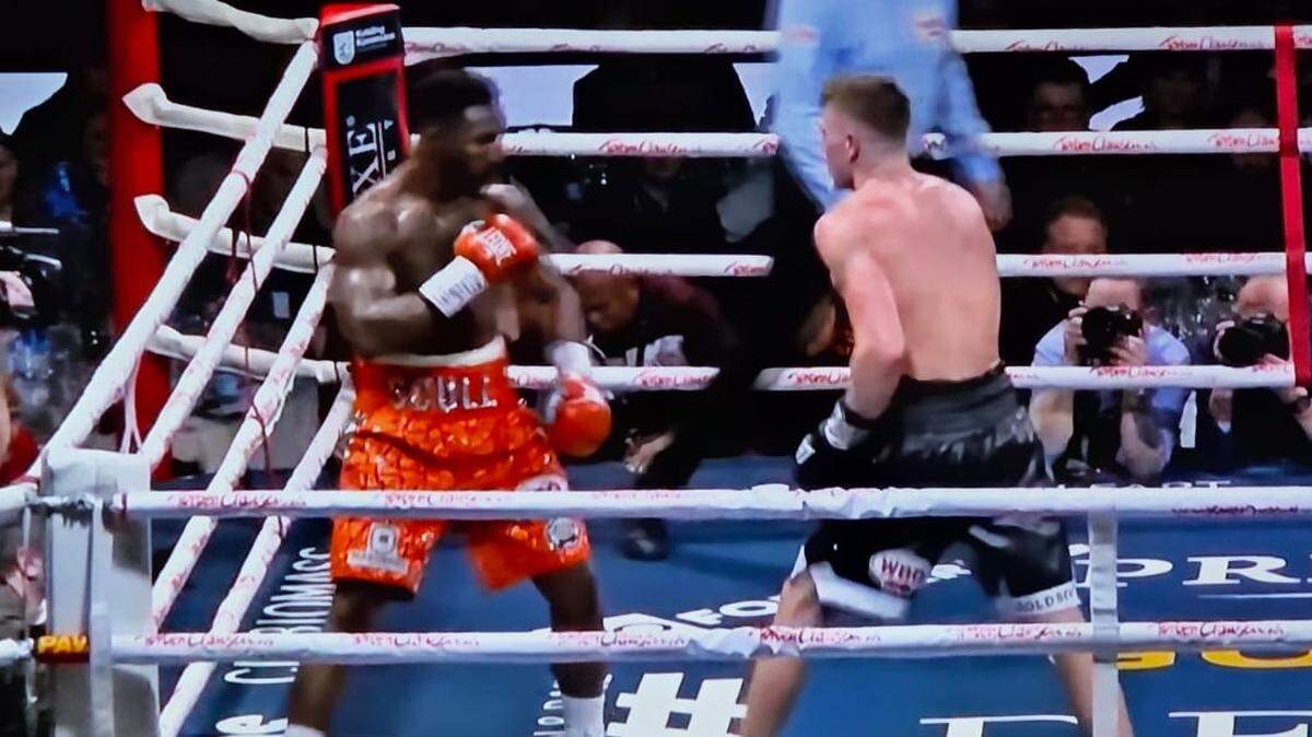 Willliam Scull, el boxeador que obligó a Saúl “Canelo’’ Álvarez a trabajar los 12 asaltos, lució irreconocible el sábado en Dinamarca y perdió por nocaut técnico ante Jacob Bank.