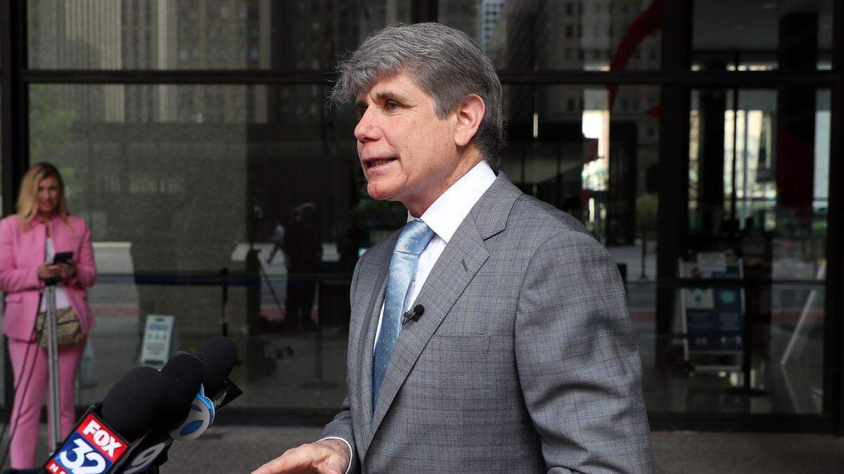 Donald Trump indultó este lunes a Rod Blagojevich, exgobernador demócrata de Illinois condenado por haber intentado vender un escaño de senador dejado vacante por Barack Obama.