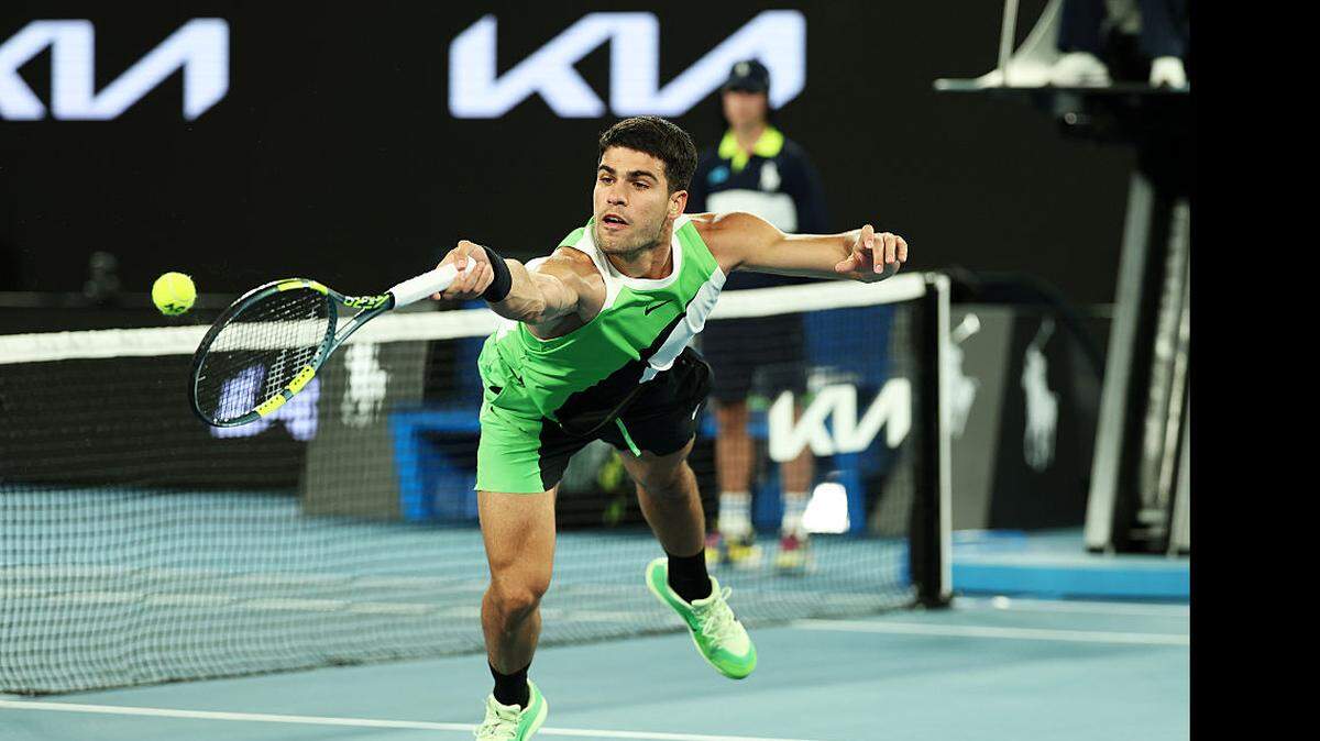 En su primer partido oficial desde su separación a mediados de diciembre de su entrenador histórico Juan Carlos Ferrero, Carlos Alcaraz se impuso 6-3, 7-6 (7/2) y 6-2 al australiano Adam Walton, el domingo en el Abierto de Australia. 