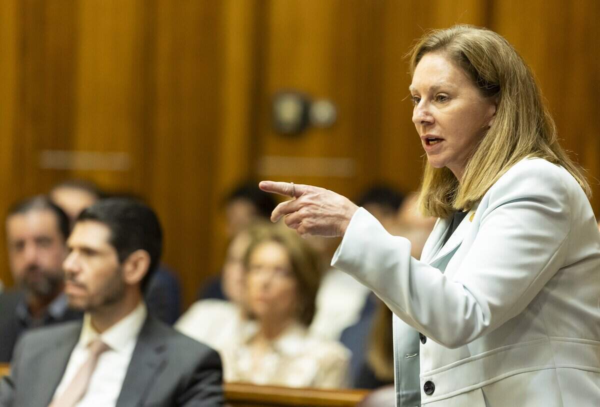 La fiscal Laura Adams habla durante el juicio de George Pino en el edificio judicial Richard E. Gerstein, el viernes 12 de junio de 2026, en Miami, Florida. Ella acusó a Pino de quedarse mirándola fijamente durante el juicio.
