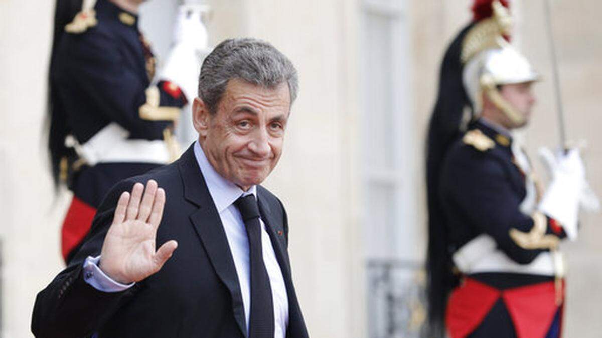 El expresidente francés Nicolas Sarkozy abandona el Palacio del Eliseo después de un almuerzo para jefes de estado y altos funcionarios, París, 20 de septiembre de 2019. (AP Foto/Kamil Zihnioglu)
