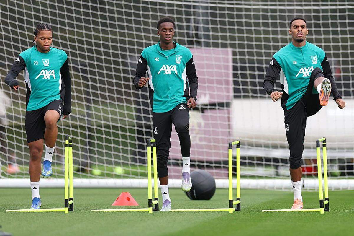 Los jugadores del Liverpool Rio Ngumoha, Trey Nyoni y Ryan Gravenberch (de izq. a der.) practican durante un entrenamiento, el lunes en Liverpool.