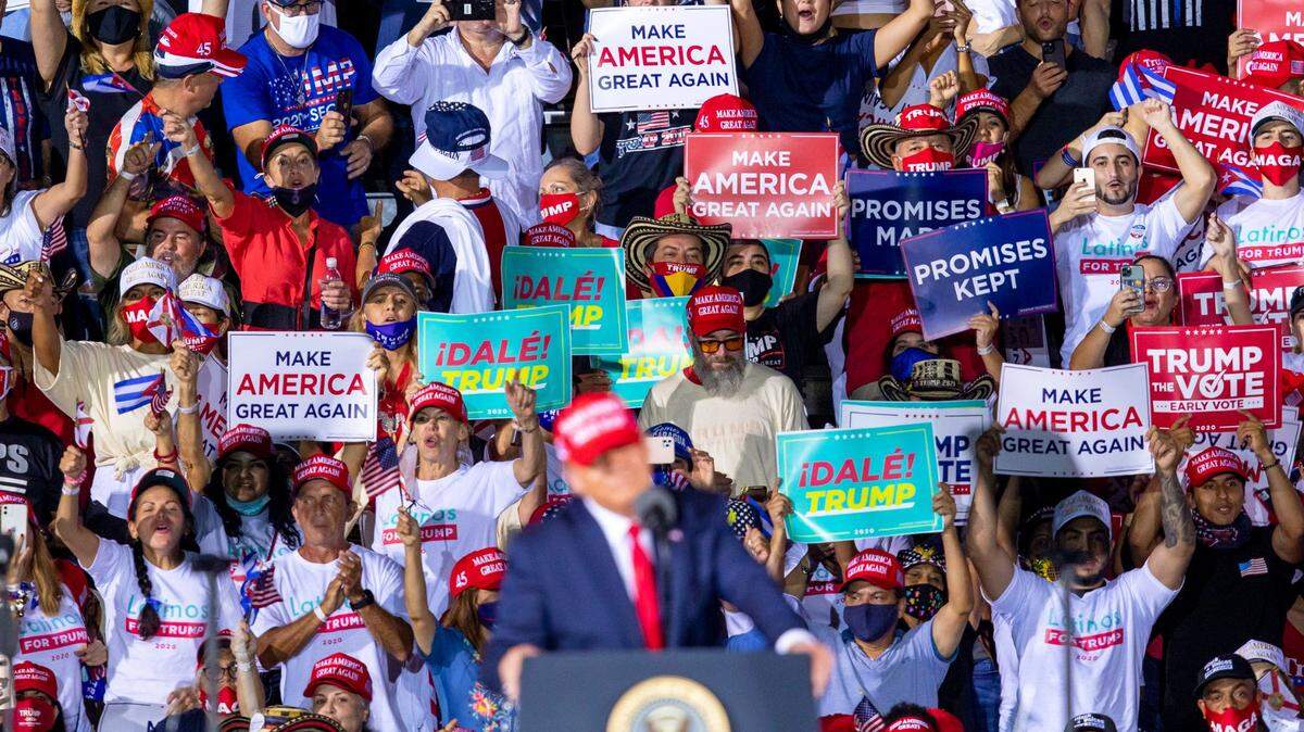 El presidente Donald Trump da un discurso tarde en la noche del domingo 1 de noviembre de 2020, en el Aeropuerto Ejecutivo de Opa-locka en Miami, Florida.