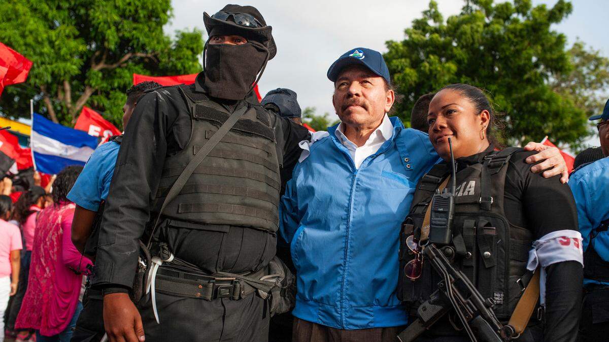 La policía nicaragüense se tomó una foto con el presidente Daniel Ortega, en Masaya, Nicaragua, el viernes 13 de julio de 2018. Según grupos de derechos humanos, más de 300 personas han sido asesinadas desde el 19 de abril.