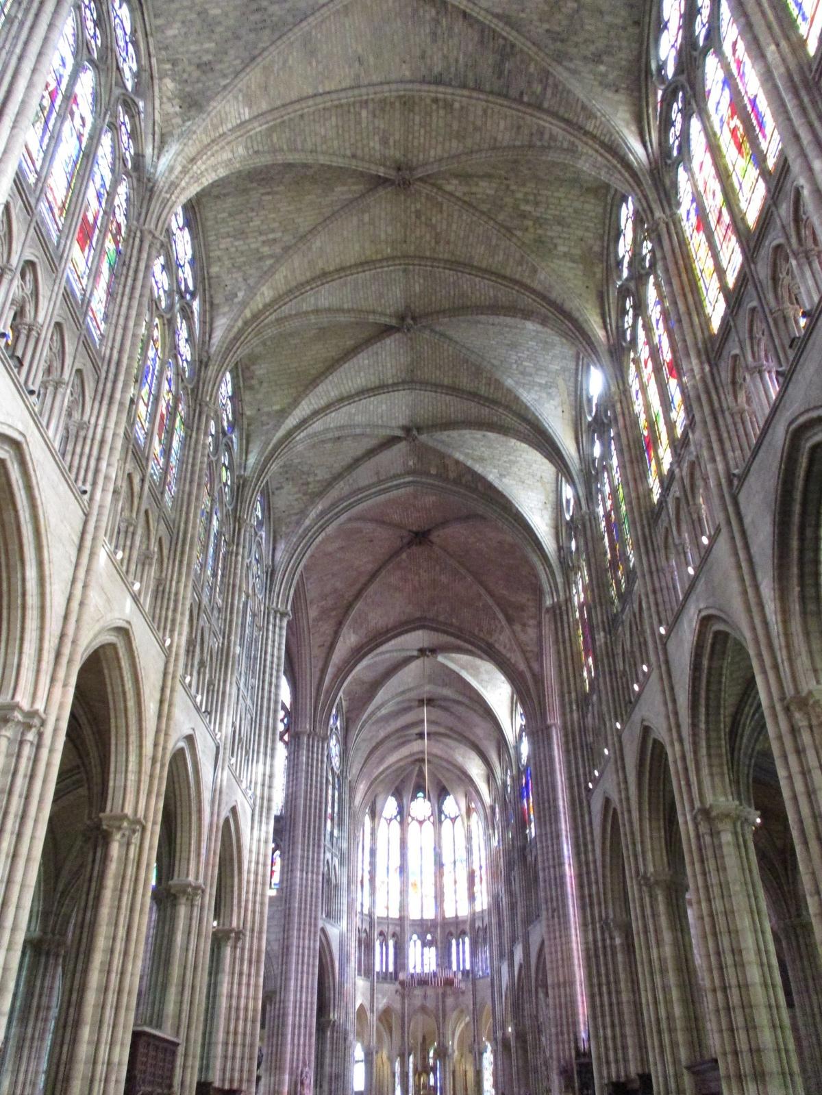 La nave central de la catedral de San Dionisio, primer templo gótico del mundo.