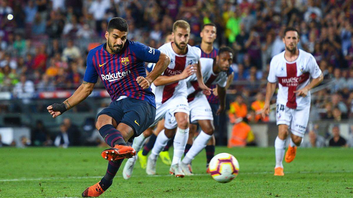 Luis Suárez cobra un penal por Barcelona ante el Huesca, en el partido de la liga española, celebrado el 2 de septiembre de 2018.