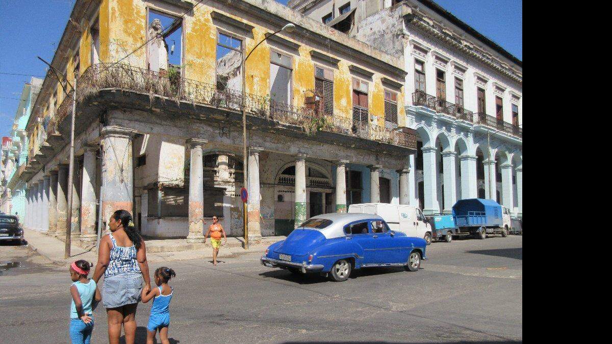La visión romántica de la isla promocionada por la industria turística de Cuba contrasta con la realidad de los edificios deteriorados en La Habana.  