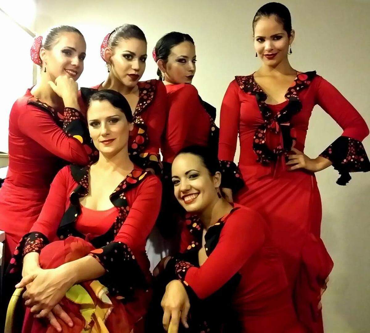 Al frente, Ana Meneses (a la izquierda) y Grettel Landrove (a la derecha) posan junto a otras bailarinas de la Compañía Flamenca Ecos.