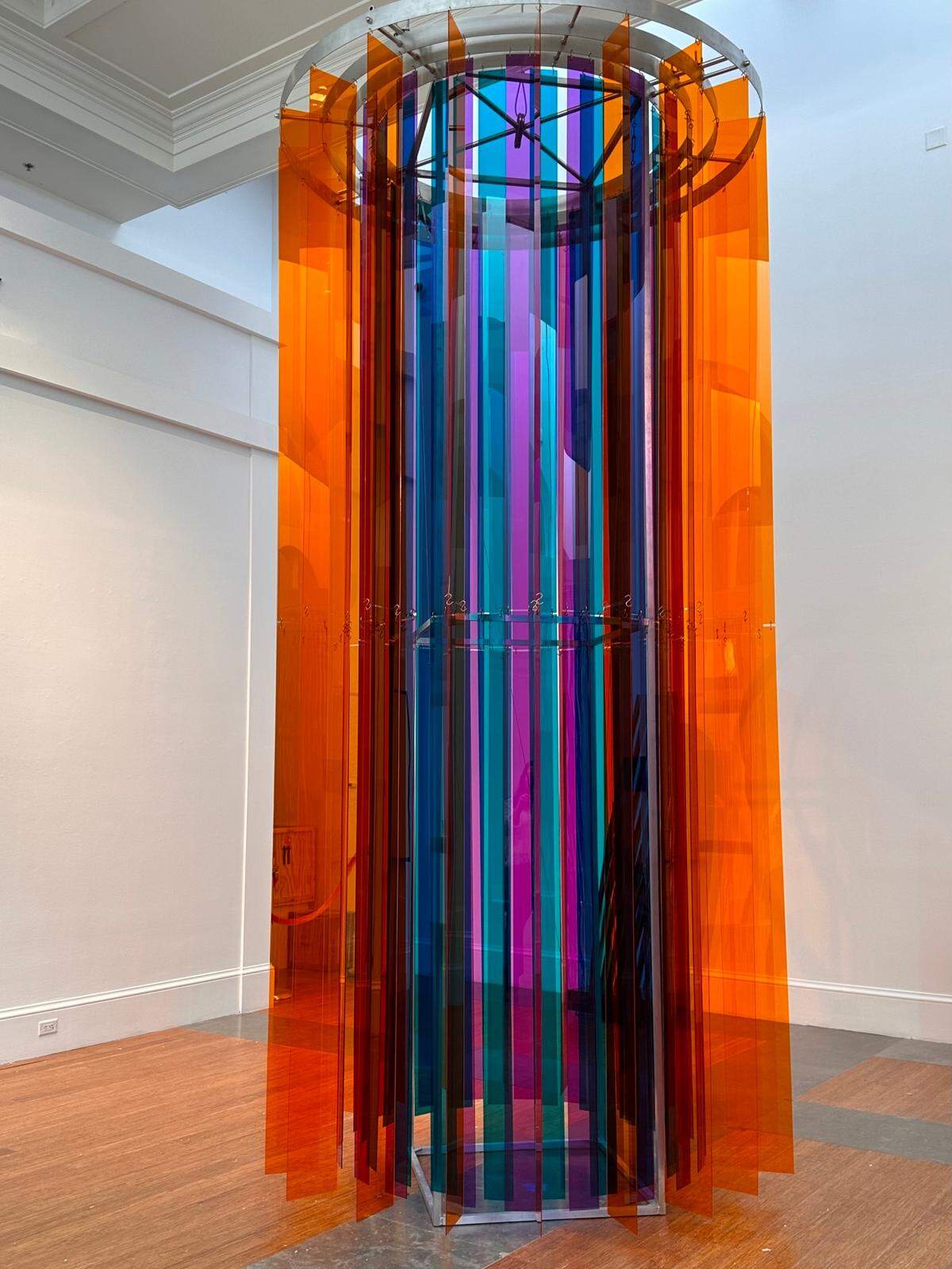 “Transcromía Cilíndrica Miami, París”, 2012, de Carlos Cruz-Diez. Acrílico y aluminio. 