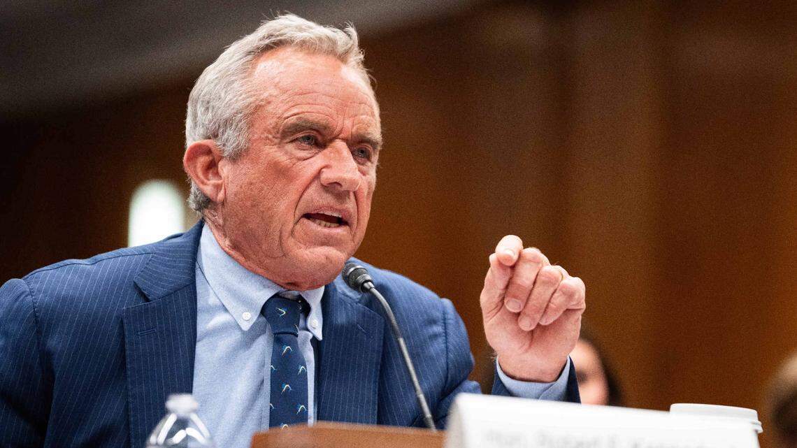 Secretario de Salud de Estados Unidos destituye a los expertos de importante panel sobre vacunas