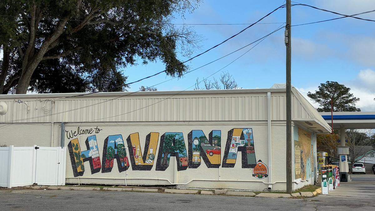 Un mural da la bienvenida a los visitantes de Havana, en Florida. Para atraer a un nuevo médico, sus líderes publicaron anuncios clasificados en los periódicos locales, avisos en las redes sociales y llegaron a un atractivo acuerdo con un consultorio médico libre de renta equipado con una máquina de rayos X, una máquina de ultrasonido y un escáner para medir la densidad ósea, todo propiedad de la ciudad.
