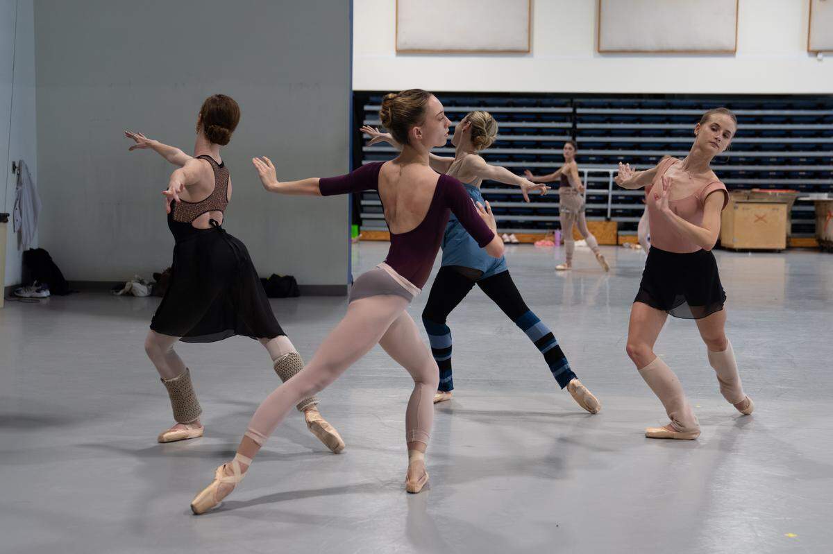 Las bailarinas del Miami City Ballet ensayando la formación en forma de collar en la sección “Rubies” del ballet “Jewels”, coreografía de George Balanchine.