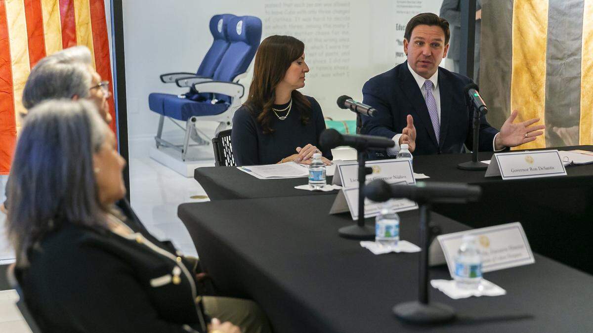 El gobernador de Florida Ron DeSantis (der.) y la vicegobernadora Jeanette Núñez asisten a una mesa redonda en el Museo Americano de la Diáspora Cubana en Miami.