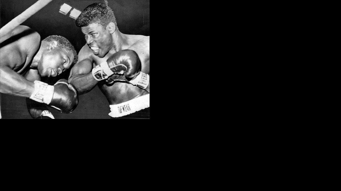 EMILE GRIFFITH (der.) y Benny Paret intercambian golpes en su tercer combate momentos antes del trágico nocaut que acabó con la vida del boxeador cubano.
