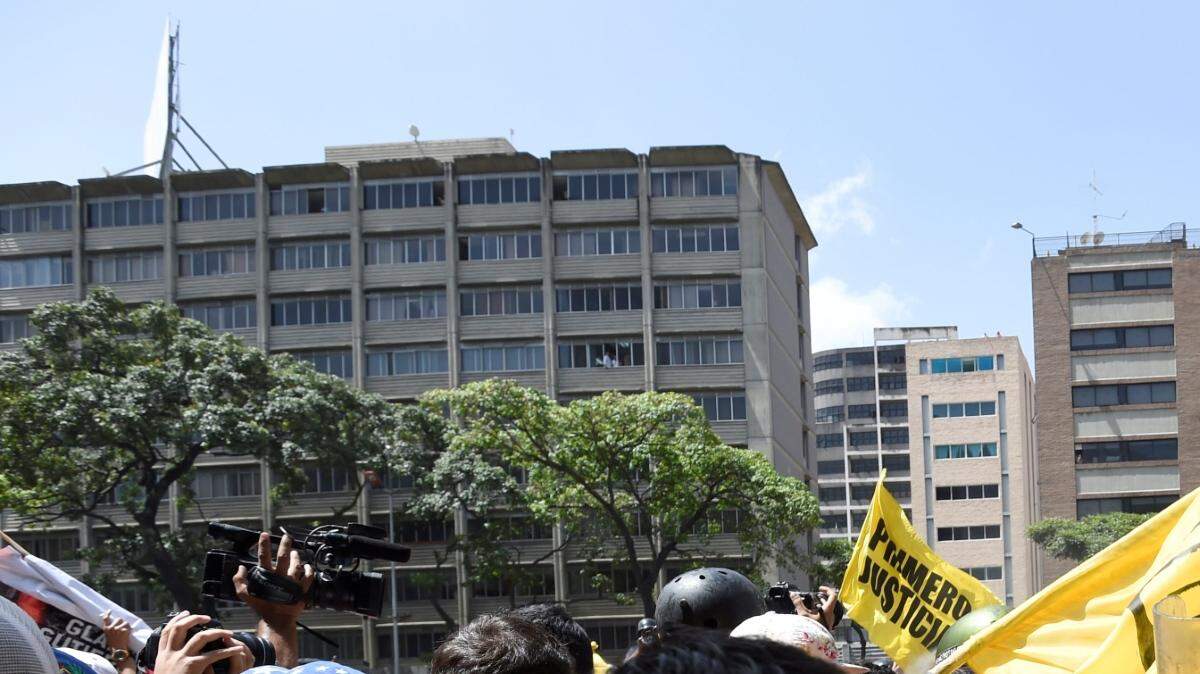 Manifestantes opositores chocan contra agentes policiales durante una protesta antigubernamental el martes en Caracas, Venezuela. 