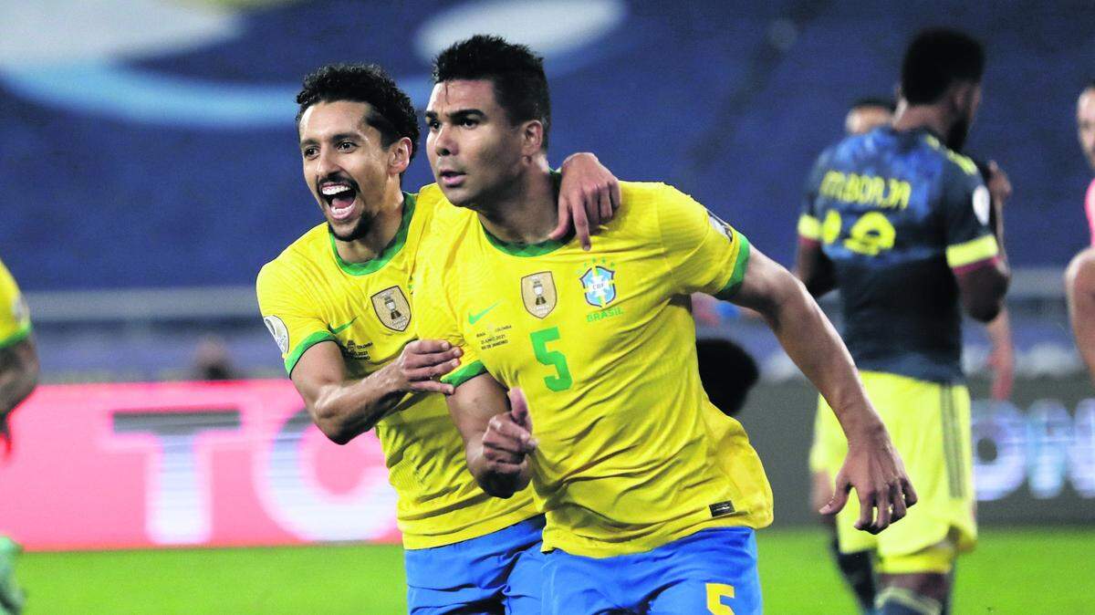 Casemiro (der.) celebra con Marquinhos tras anotar un gol por Brasil en el partido ante Colombia, el 23 de junio de 2021 en Río de Janeiro, Brasil.