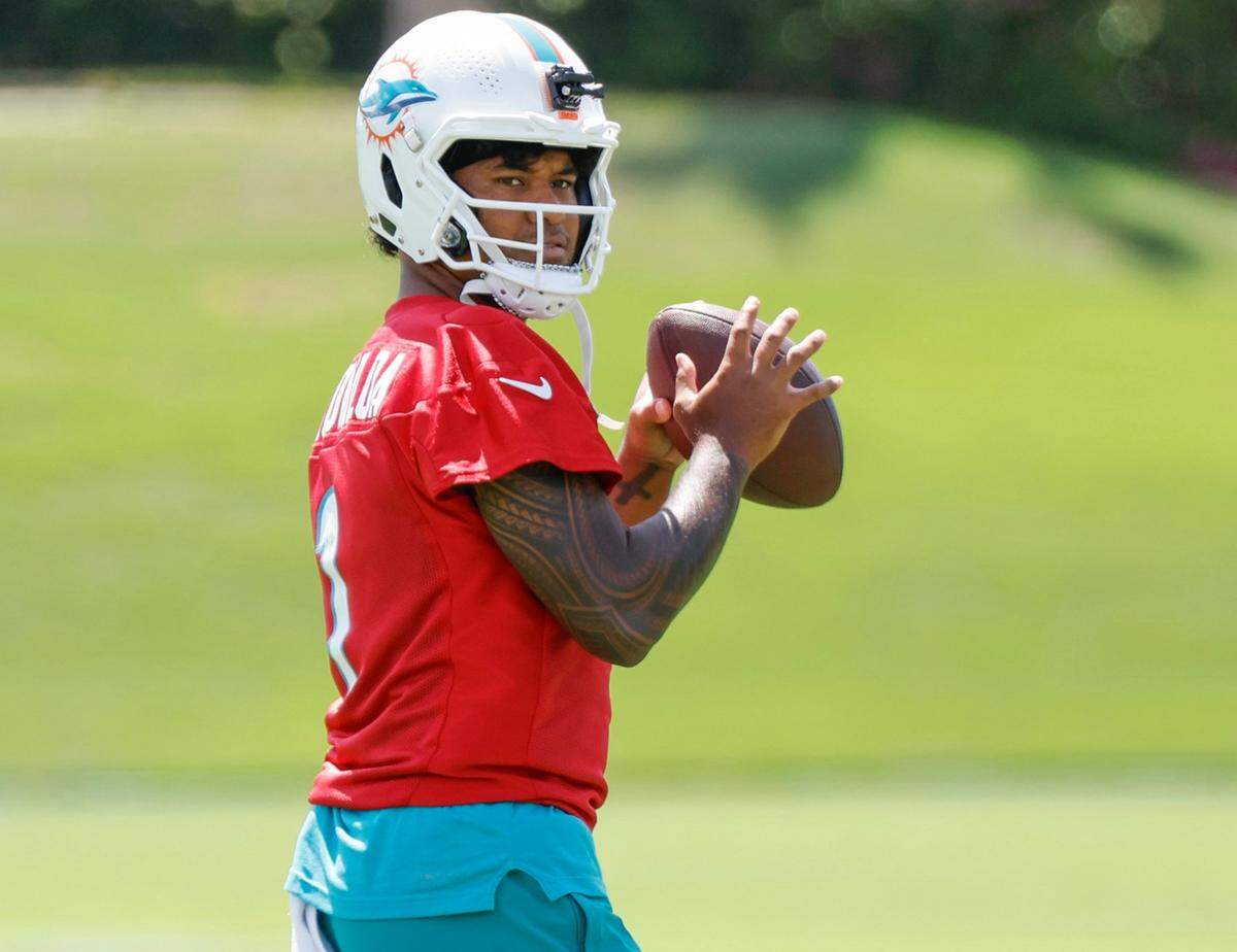 El quarterback de los Dolphins Tua Tagovailoa se prepara para pasar el ovoide en la práctica en el Baptist Health Training Complex en Miami Gardens, Florida, el miércoles 5 de junio de 2024.
