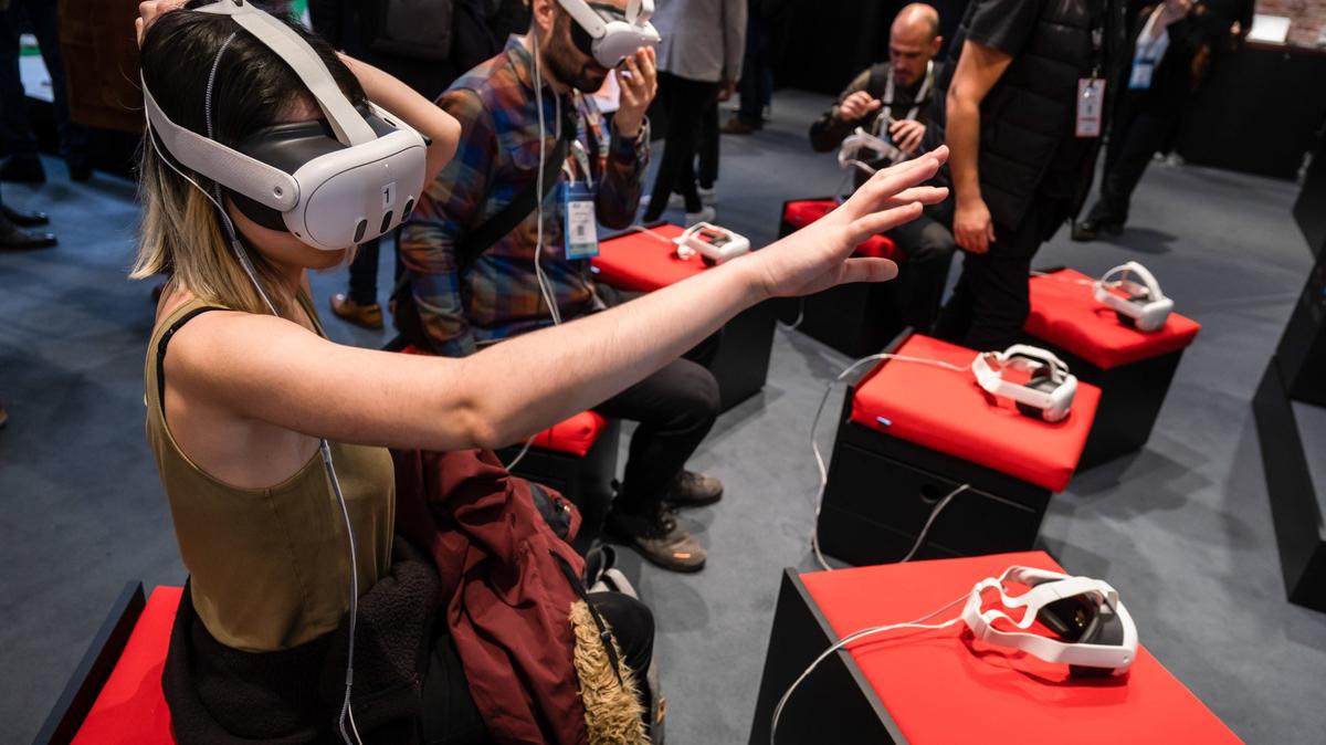 Un visitante de la feria audiovisual ISE 2024 interactua con un dispositivo de realidad virtual presentado por el fabricante japonés de productos ópticos Canon. Del 30 de enero al 2 de febrero Barcelona acogió, en el recinto de Fira de Barcelona-Gran Via, la vigésima edición de Integrated Systems Europe (ISE).