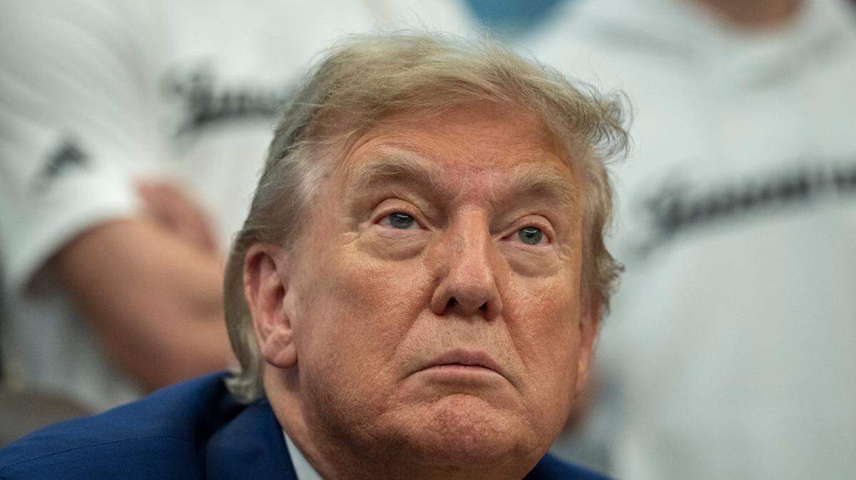 El presidente Donald Trump dejó en el aire el miércoles si Estados Unidos se sumará a los ataques israelíes contra Irán y afirmó que la república islámica contactó con Washington para negociar.