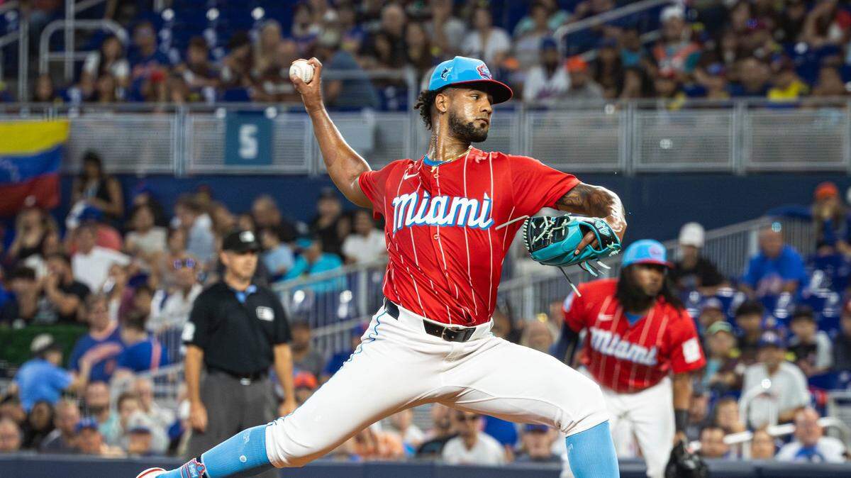 El abridor de los Marlins, Roddery Muñoz,  lanza en la primera entrada contra los Mets de Nueva York, en el partido celebrado el  20 de julio de 2024 en Miami, Florida.

