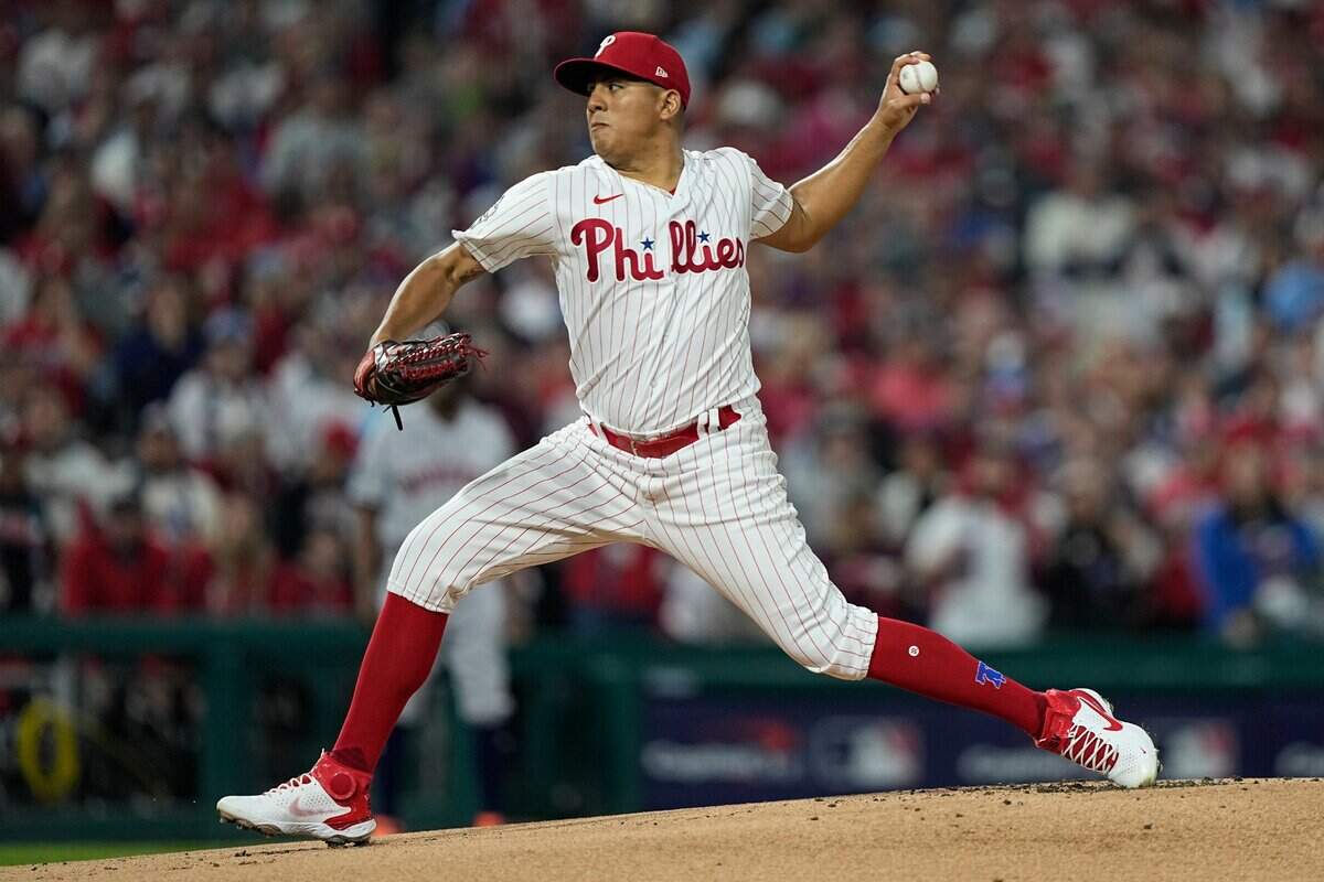El abridor de los Filis Ranger Suárez lanza en el primer inning ante los Astros de Houston, en el tercer partido de la Serie Mundial celebrado el 1ro de noviembre de 2022 en Filadelfia.