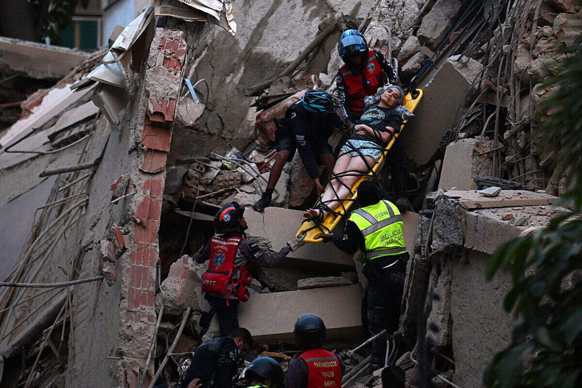 Equipos de rescate sacan a una persona en camilla de un edificio colapsado tras un terremoto en Caracas, el miércoles 24 de junio de 2026. Un terremoto de magnitud 7.1 sacudió Venezuela el miércoles, según el Servicio Geológico de Estados Unidos (USGS).