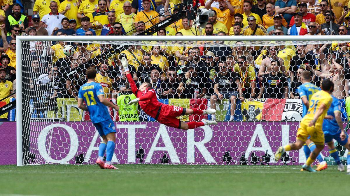 Rumanía logró una holgada victoria 3-0 frente a Ucrania en partido del grupo E de la Eurocopa, encuentro disputado en Múnich y que estuvo marcado por dos errores del portero de Real Madrid Andriy Lunin que condenaron las opciones de los ucranianos.
