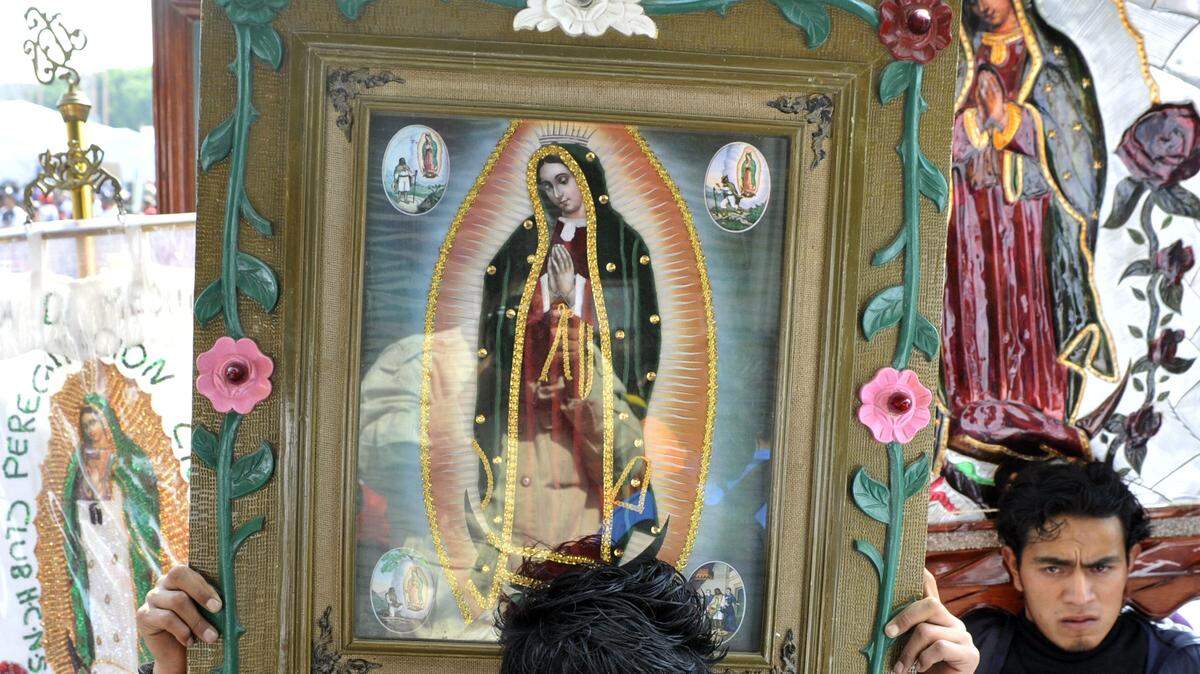 Fieles católicos asisten a la Basílica de Guadalupe, en Ciudad de México, para conmemorar el aniversario de la aparición del Virgen de Guadalupe, el 11 de diciembre de 2011.