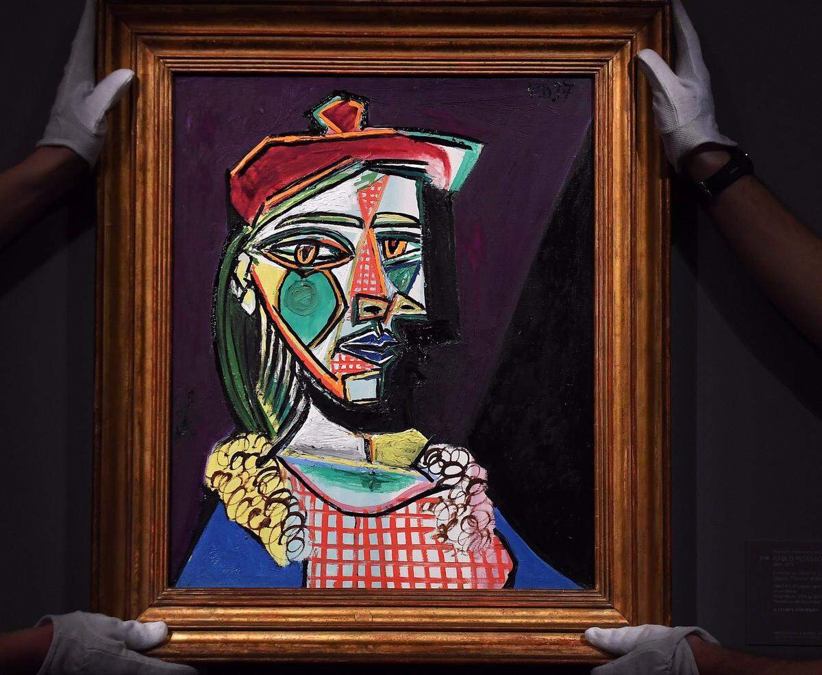 “Mujer con boina y vestido de cuadros”, 1937, retrato de Marie Thérèse Walter que fuera una de las ocho parejas largas de Pablo Picasso, y madre de su hija Maya, durante su presentación en la casa de subastas de Sotheby’s en Londres, Reino Unido.