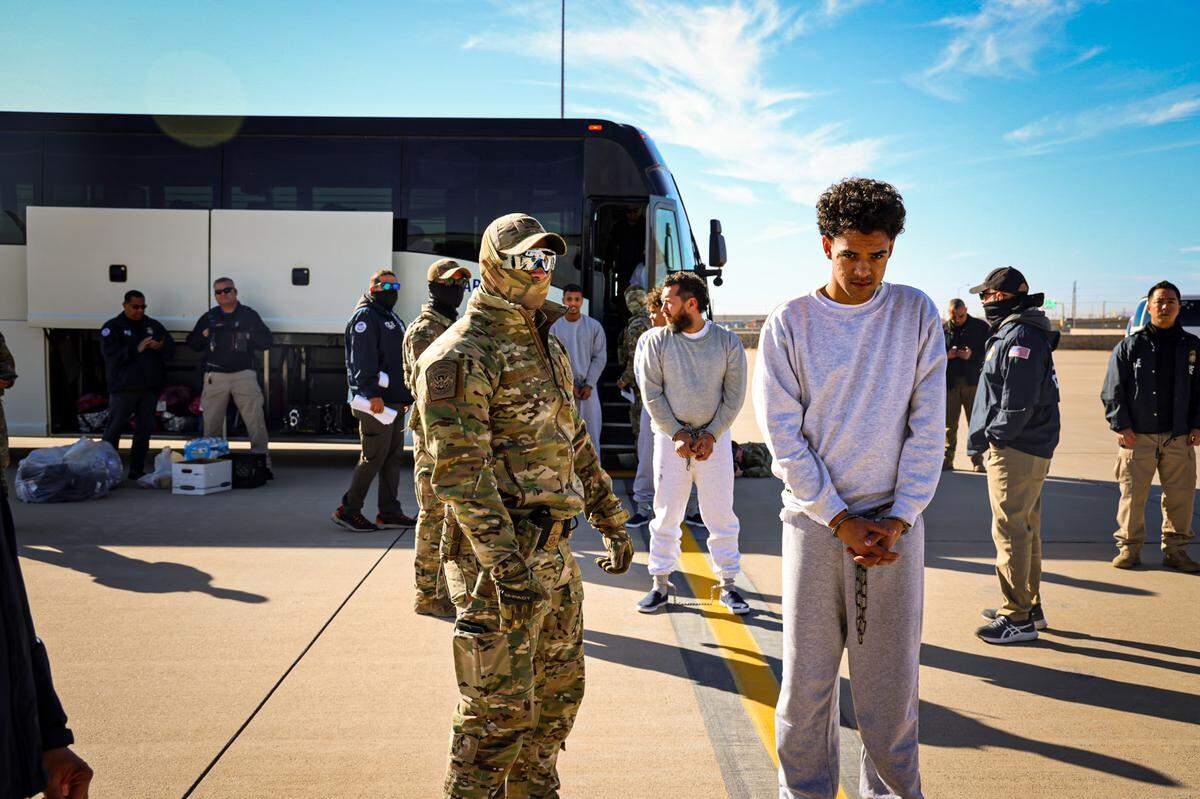 Foto distribuida por el Departamento de Seguridad Nacional que muestra a inmigrantes que van a ser deportados a la Base Naval de Guantánamo, Cuba, el martes 4 de febrero de 2025.