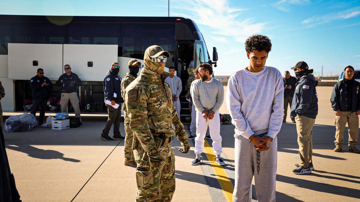 Foto distribuida por el Departamento de Seguridad Nacional que muestra a inmigrantes que van a ser deportados a la Base Naval de Guantánamo, Cuba, el martes 4 de febrero de 2025.