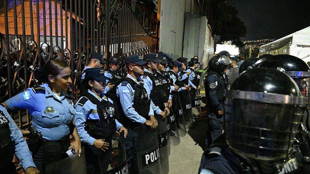 Agentes de policía vigilan la sede del Instituto Nacional de Formación Profesional donde se conserva el material electoral de las últimas elecciones presidenciales, el 9 de diciembre de 2025 en Tegucigalpa, Honduras.