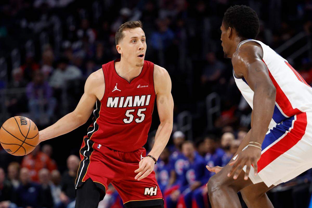 El jugador del Heat de Miami Duncan Robinson trata de pasar la marca de Jalen Duren, de los Pistons, en el partido celebrado el 17 de marzo de 2024 en Detroit.