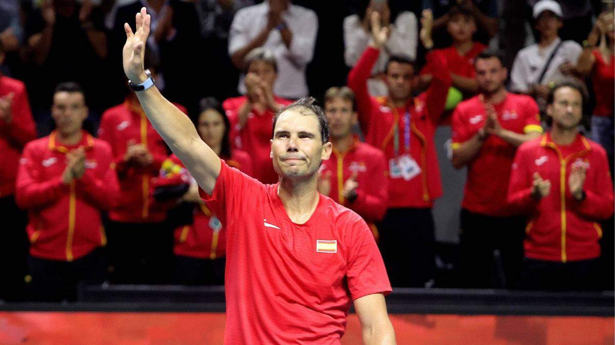 En su último torneo como profesional, el español Rafael Nadal abrió los cuartos de la Copa Davis con una derrota 6-4 y 6-4 ante el neerlandés Botic Van de Zandschulp, este martes en un pabellón Martín Carpena de Málaga volcado con el ídolo local, que “probablemente” jugó su último partido.
